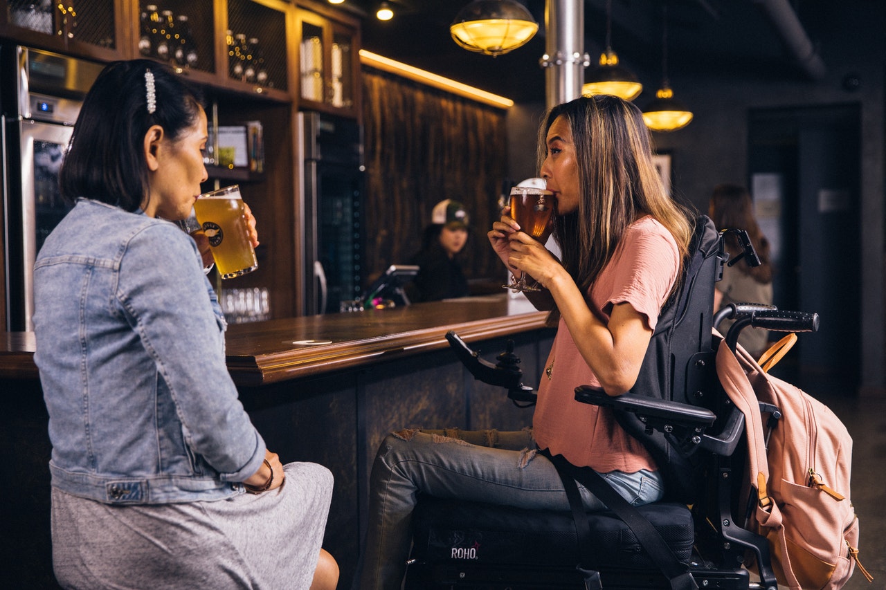 Frauen in einer Bar