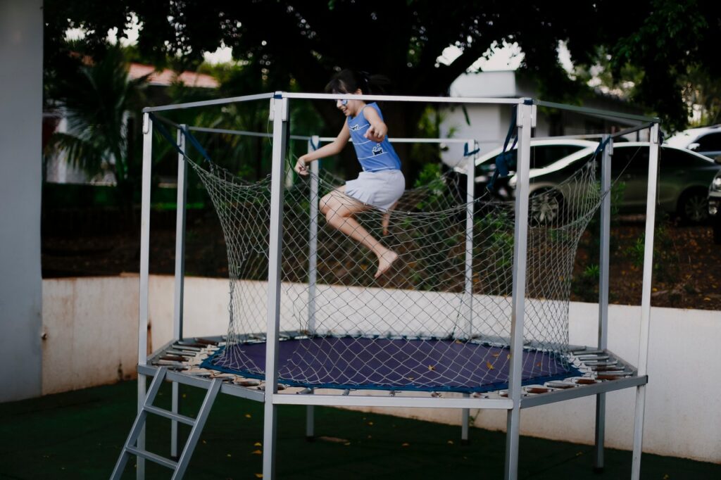 Kind auf Trampolin