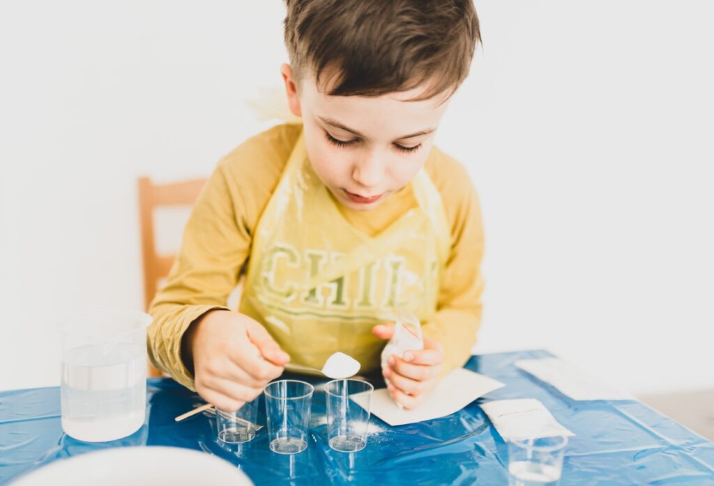 Experiment eines kleinen Jungen