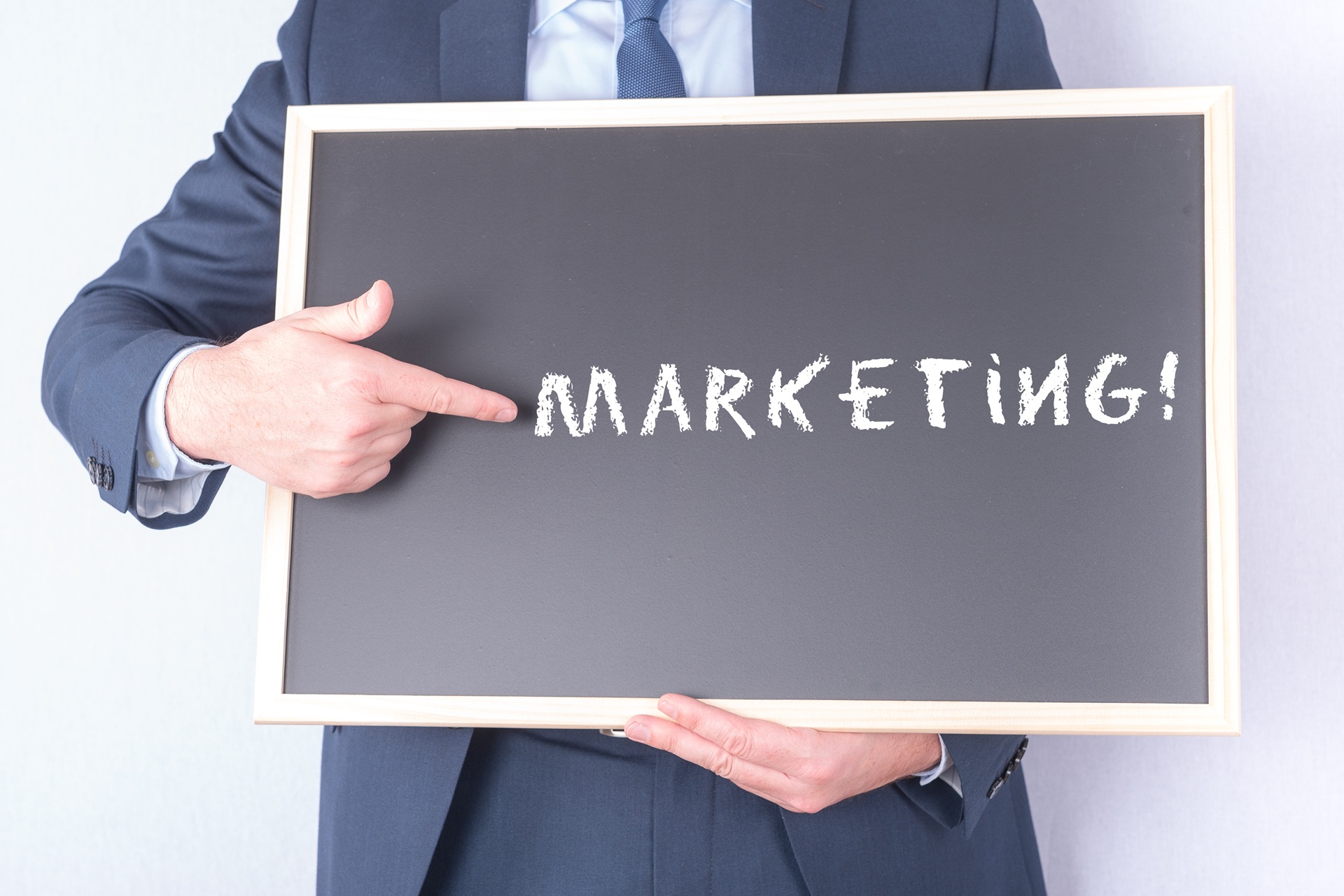 Tafel mit Marketing-Schriftzug im Businesskontext | Masterarbeit schreiben lassen