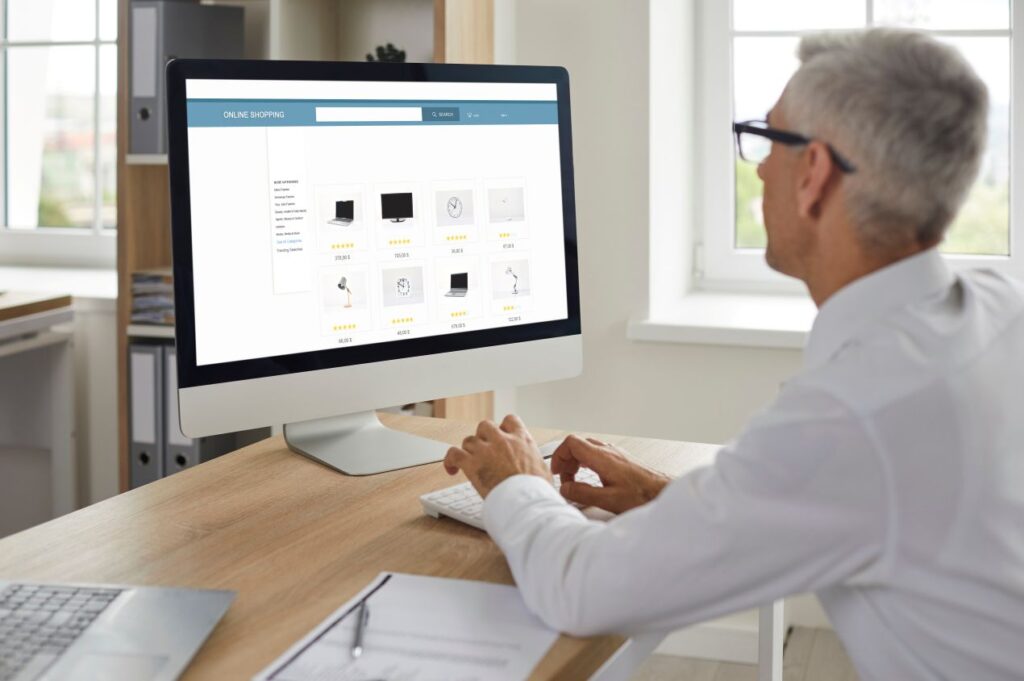 Mann sucht im Onlineshop nach passenden Leuchtmitteln E14 fuer Wohnraeume